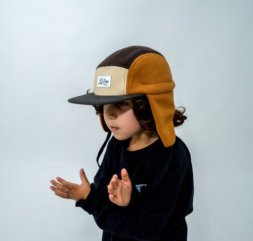 Brun 5-panel Fleececaps med Ørevarmere - Str. M (1,5-3 år)